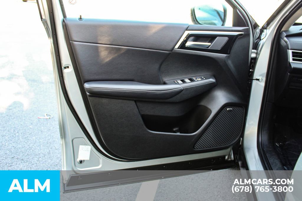 Used 2025 Mitsubishi Outlander SE image 41
