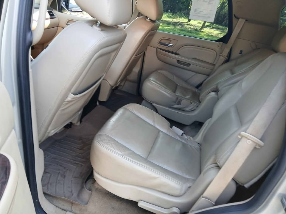 Used 2011 Cadillac Escalade Luxury image 17