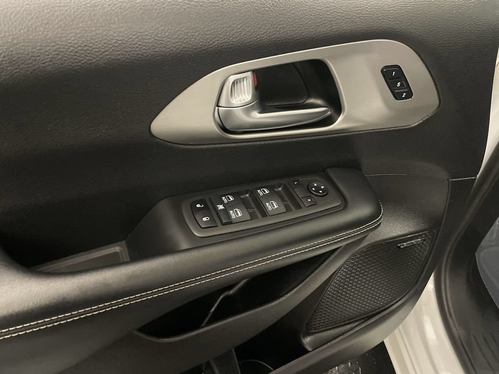 Used 2022 Chrysler Pacifica Limited w/ S Appearance Package AWD/4WD image 18