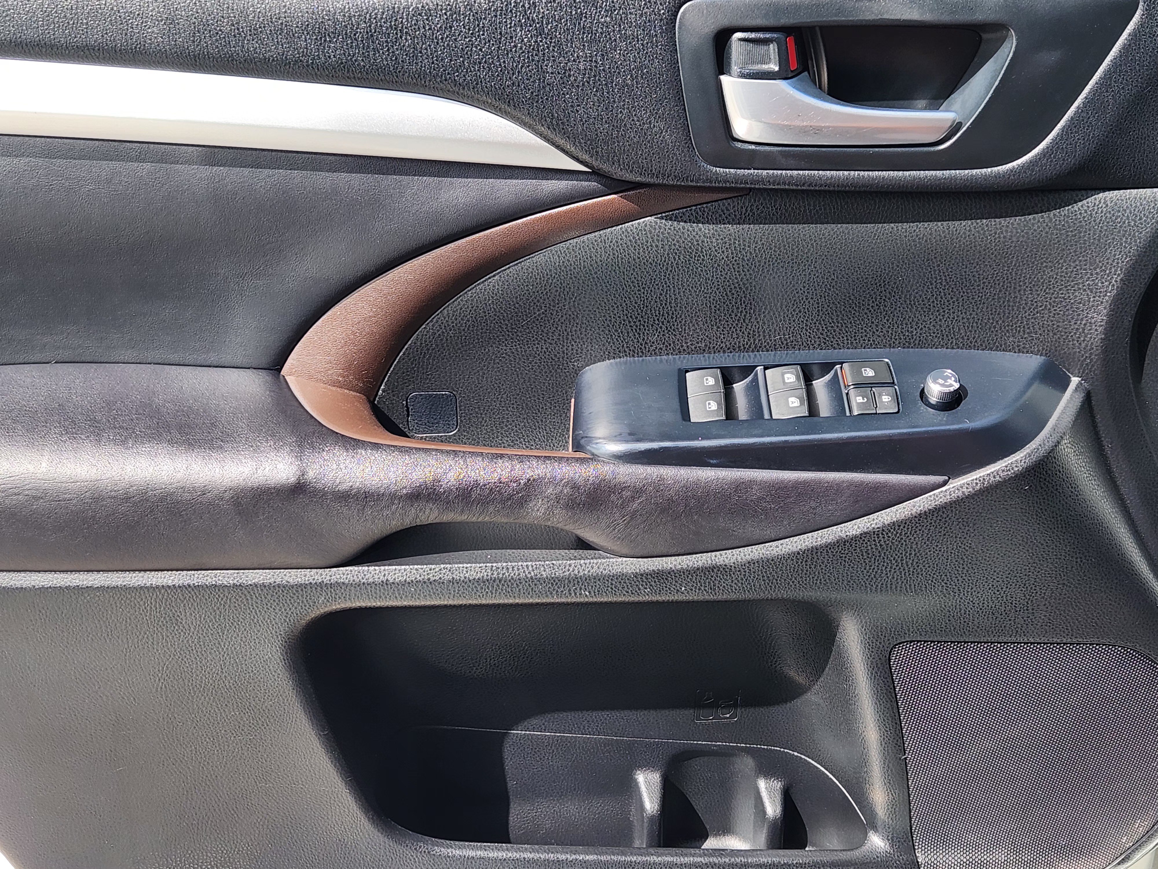 Used 2017 Toyota Highlander XLE FWD image 24