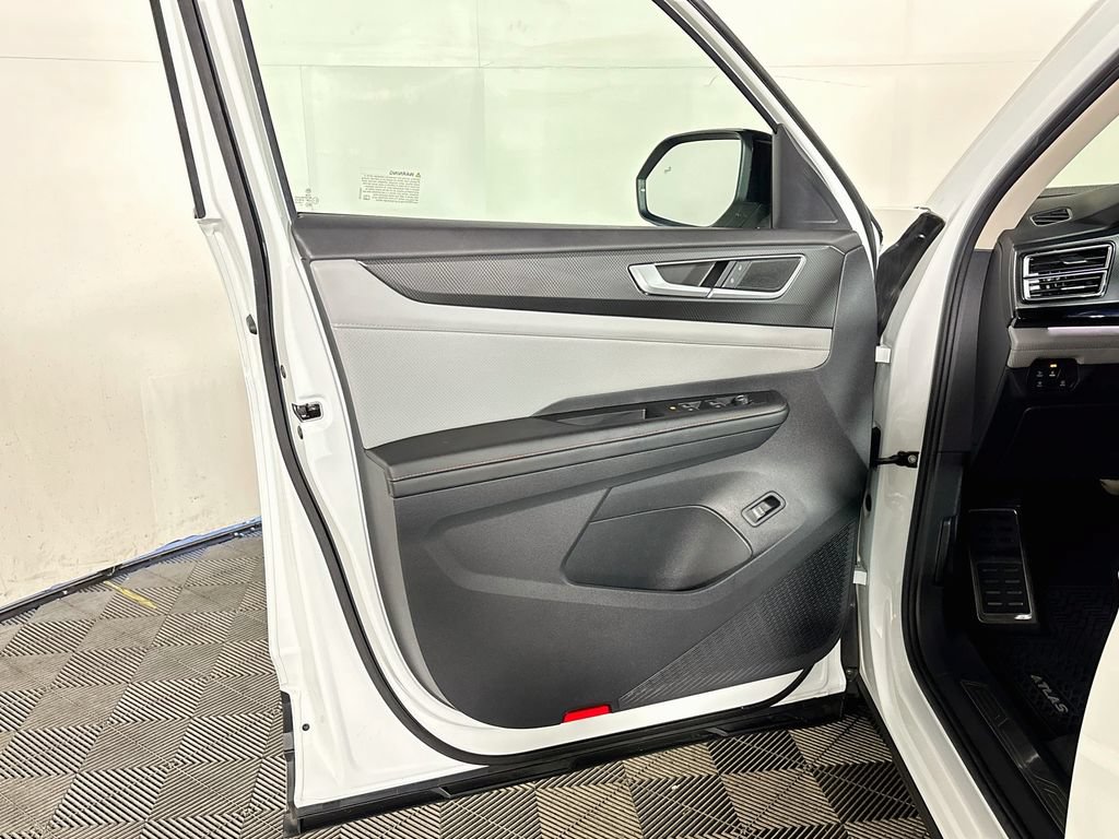 Certified 2024 Volkswagen Atlas Peak Edition SE AWD/4WD image 11