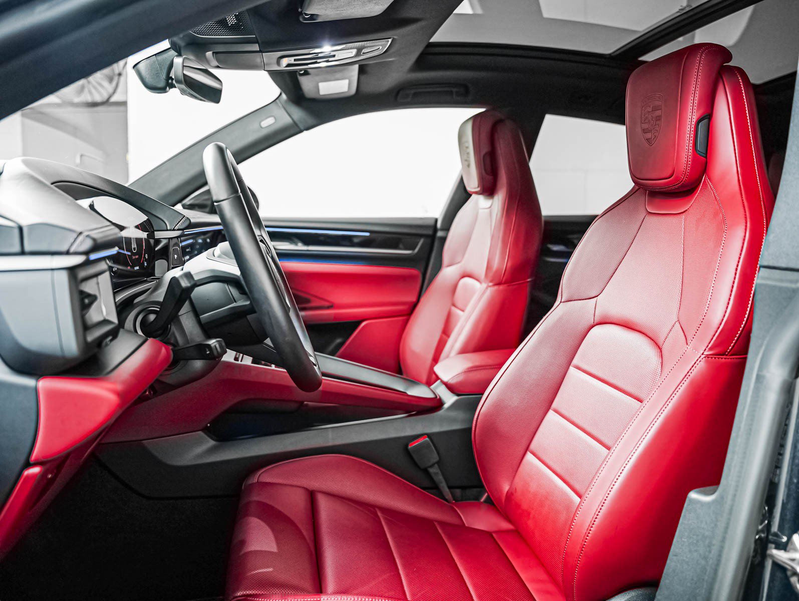Certified 2025 Porsche Macan Electric w/ Premium Package RWD image 5