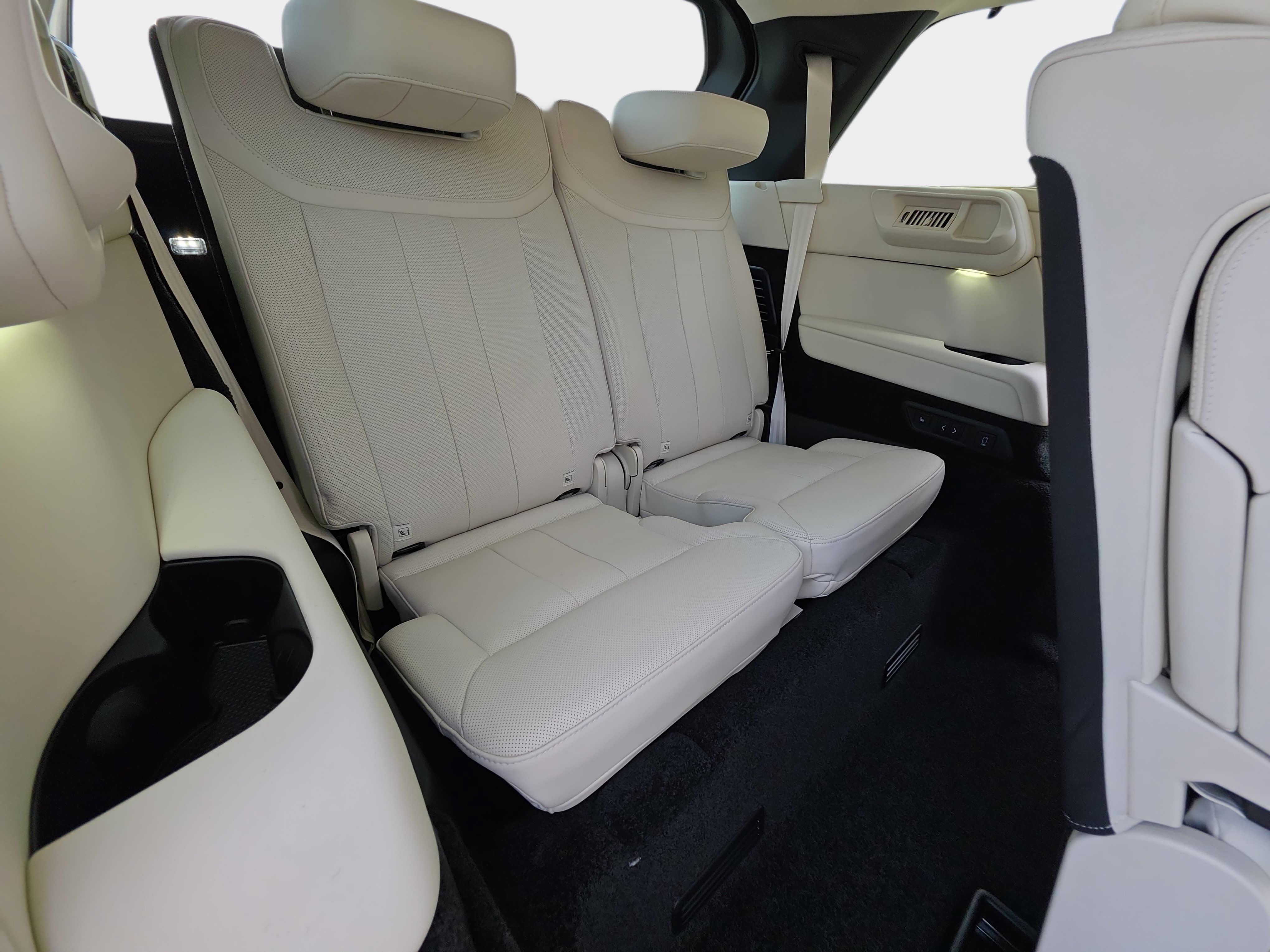 New 2026 Land Rover Range Rover Long Wheelbase SE AWD/4WD image 12
