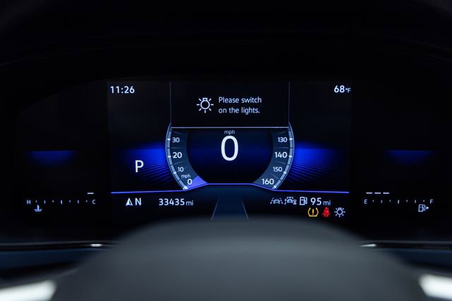 Used 2024 Volkswagen Taos SE image 2