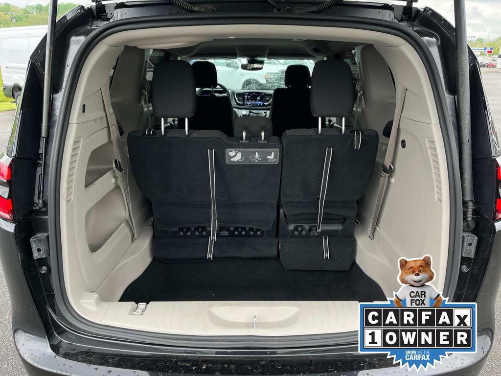 Used 2021 Chrysler Pacifica Touring image 18