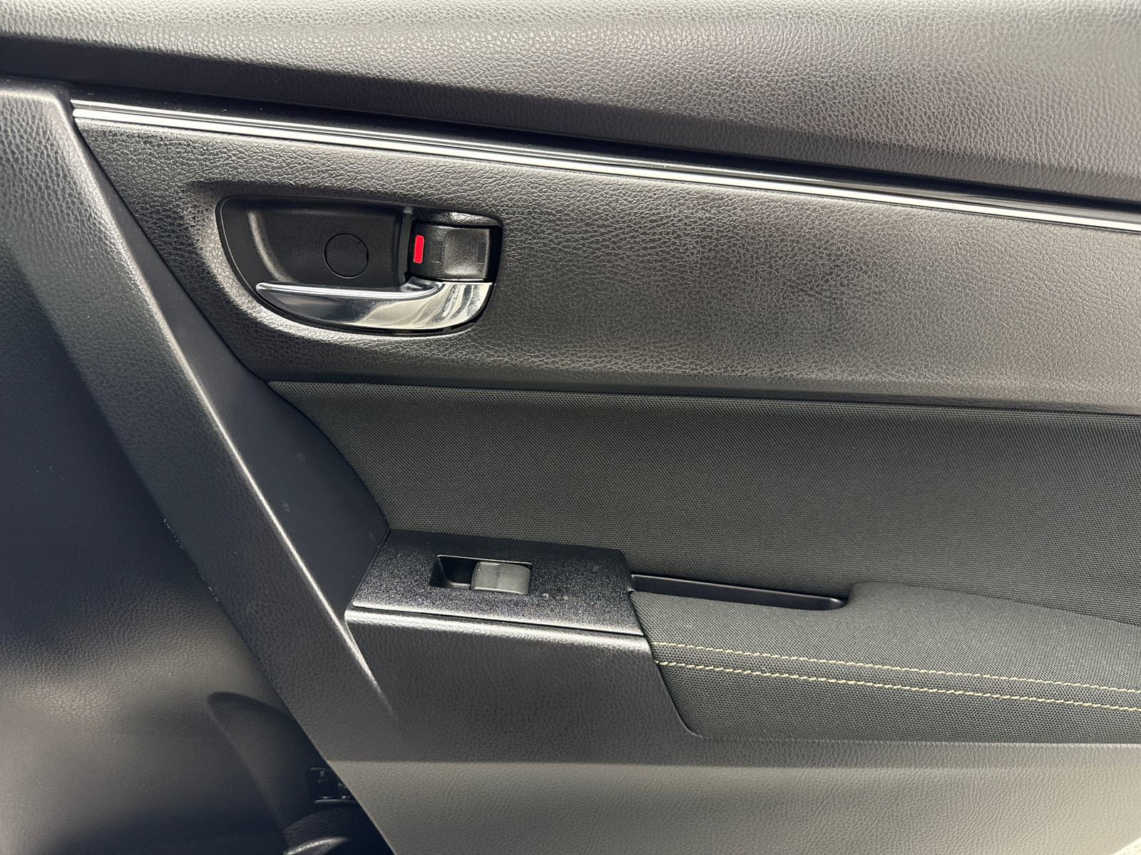 Used 2019 Toyota Corolla LE w/ Carpet Mat Package (TMS) FWD image 44