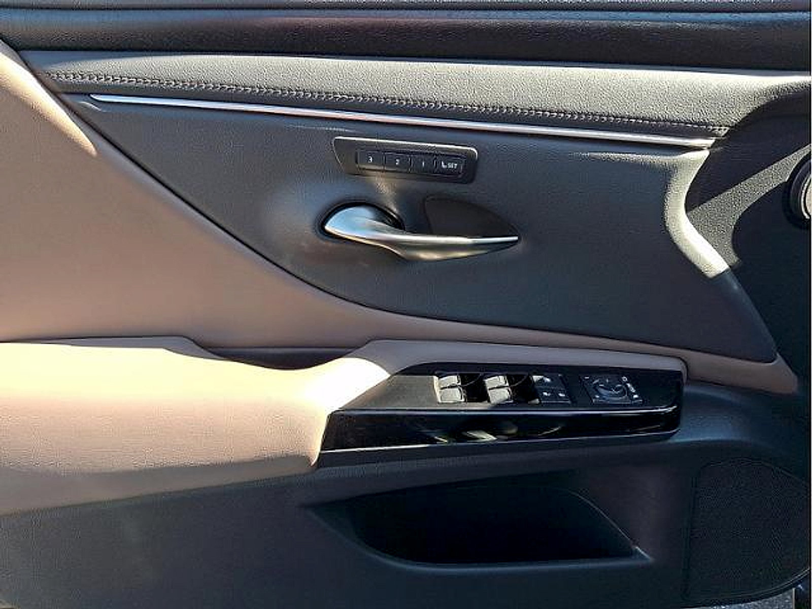 Used 2023 Lexus ES 350 w/ Premium Package FWD image 11