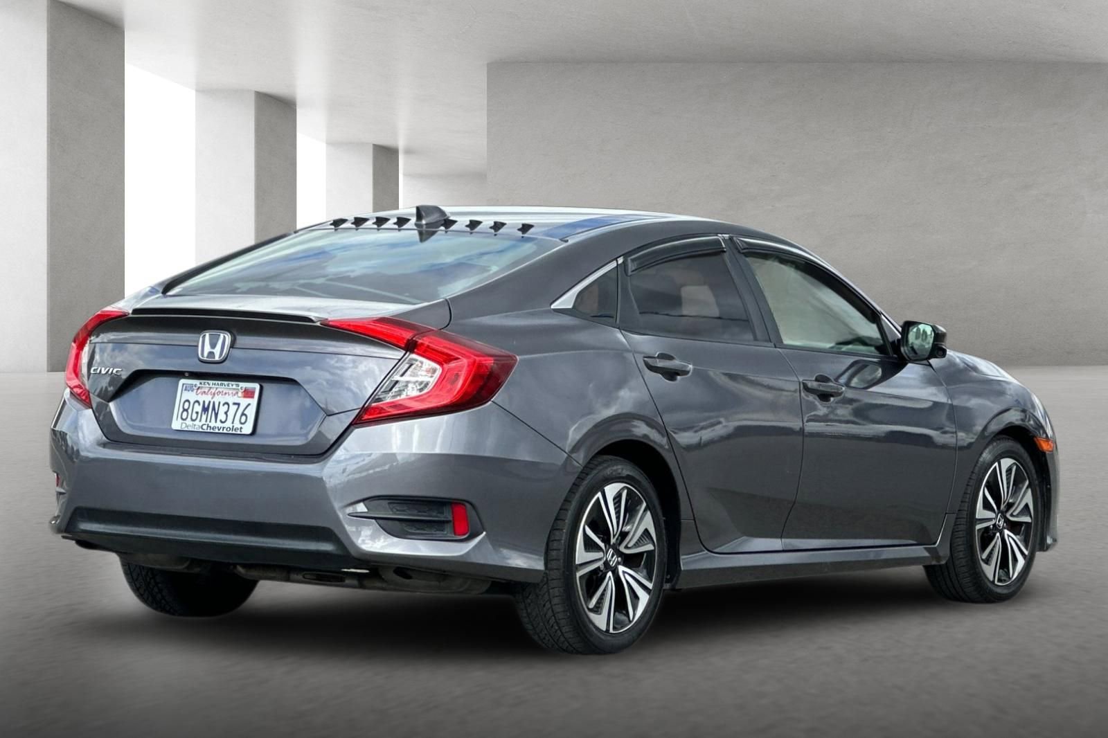 Used 2018 Honda Civic EX-T image 4