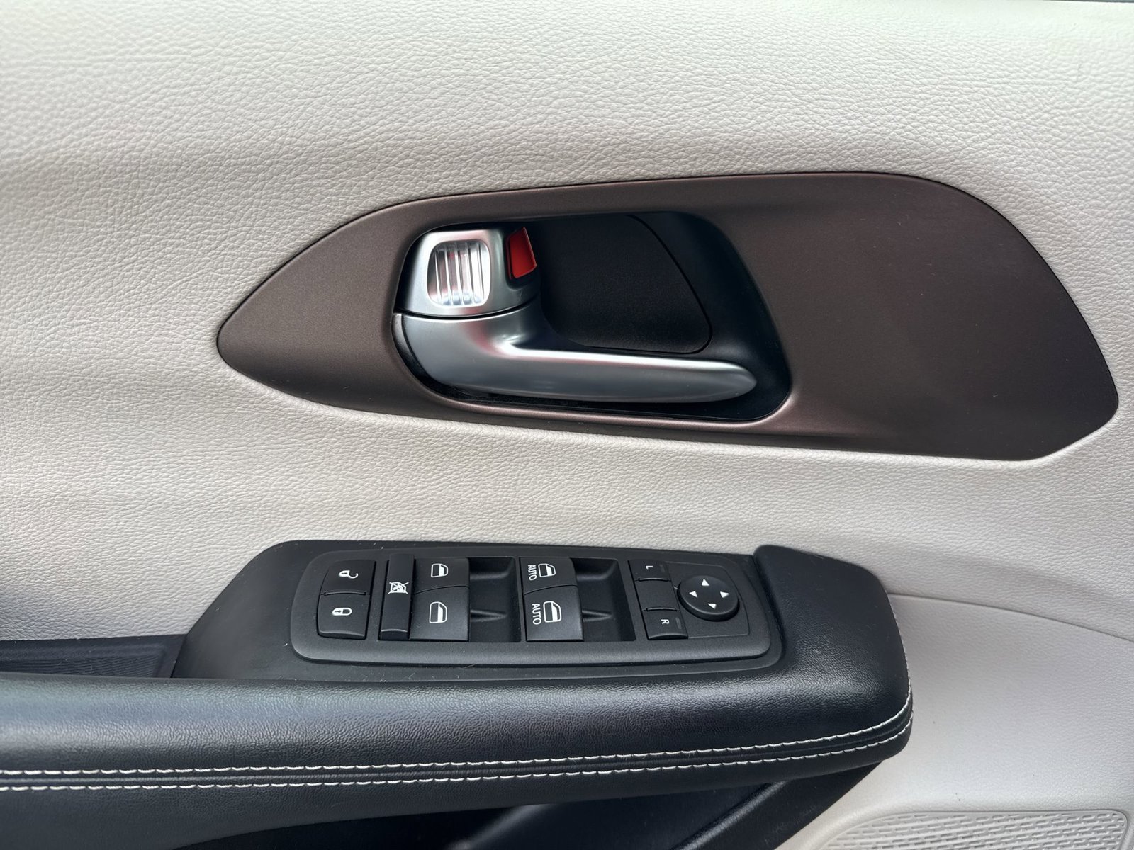 Used 2022 Chrysler Voyager LX FWD image 14