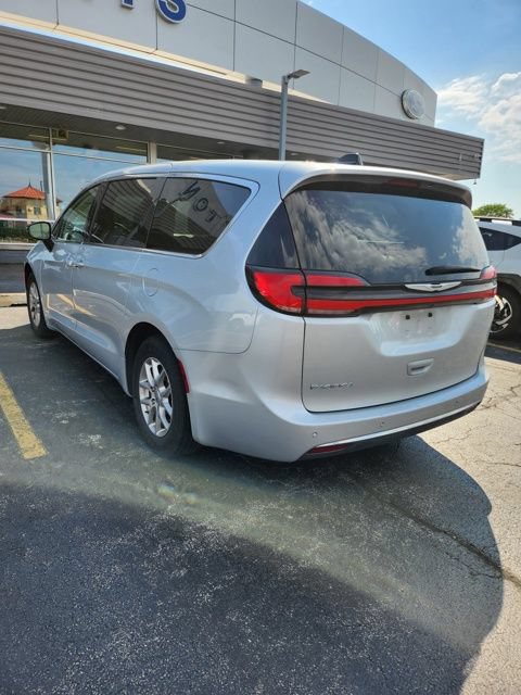 Used 2024 Chrysler Pacifica Touring-L FWD image 6