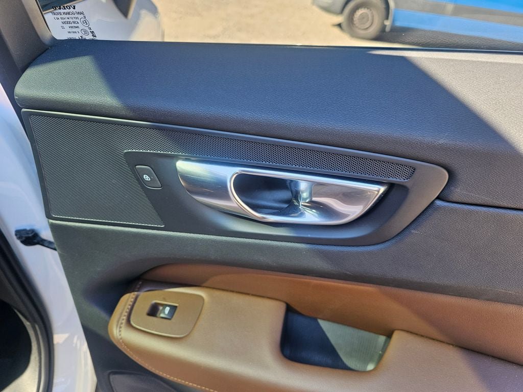 Certified 2023 Volvo XC60 B5 Plus w/ Climate Package AWD/4WD image 10
