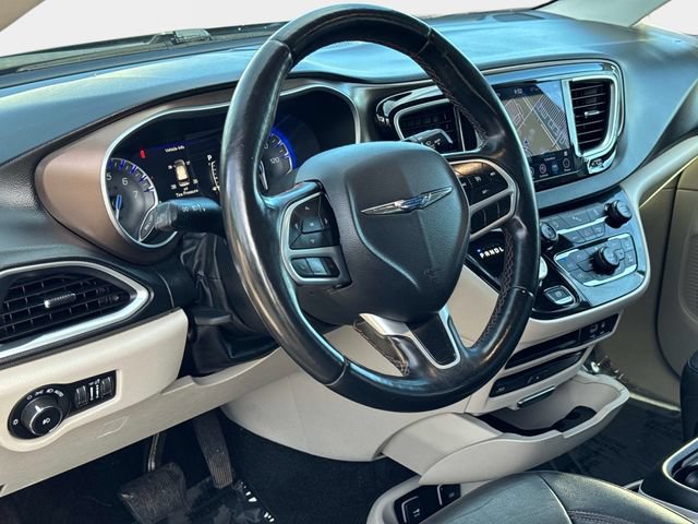 Used 2018 Chrysler Pacifica Touring-L Plus w/ Tire & Wheel Group FWD image 21