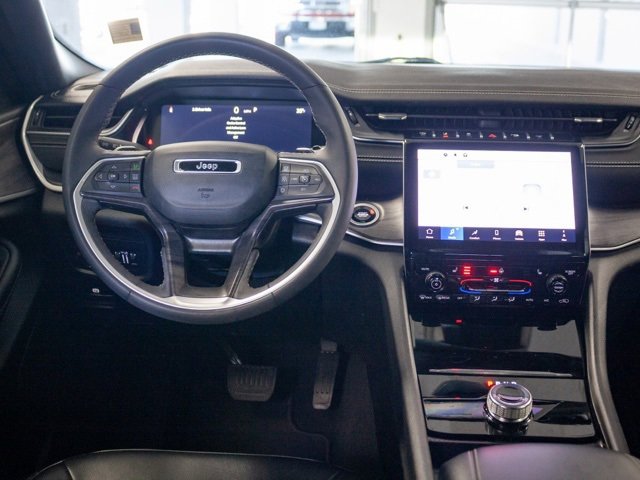 Used 2024 Jeep Grand Cherokee Limited w/ Black Appearance Package image 9