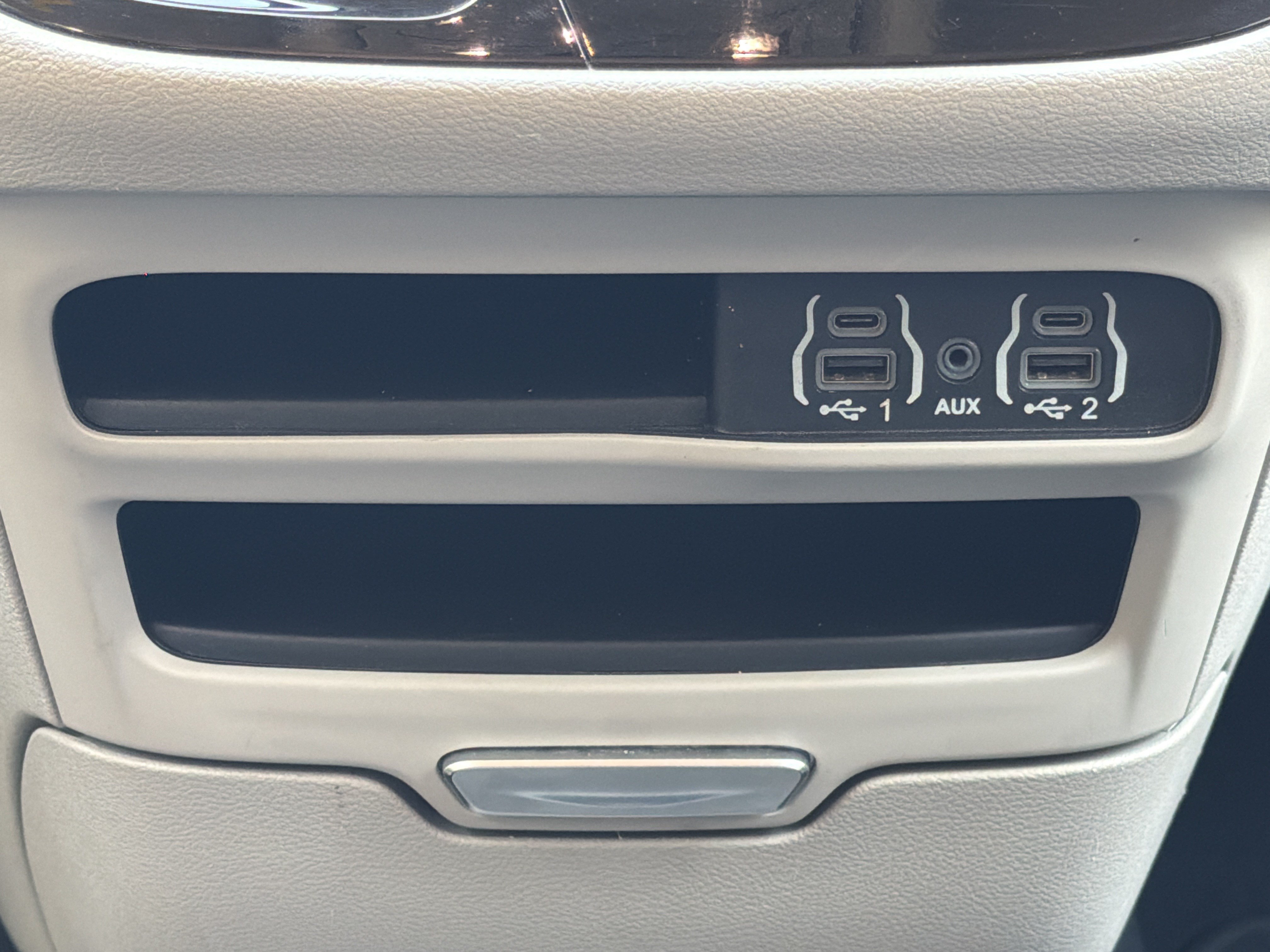 Used 2024 Chrysler Pacifica Touring-L FWD image 7