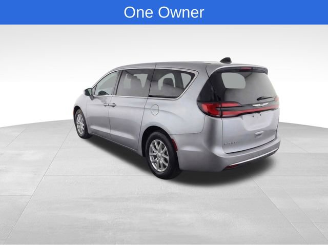Used 2024 Chrysler Pacifica Touring-L FWD image 4