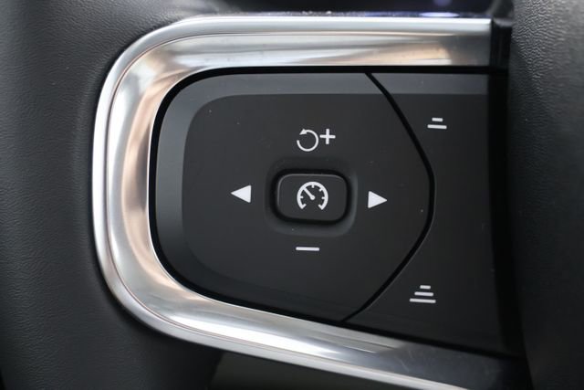 Used 2024 Volvo XC40 B5 Plus image 11
