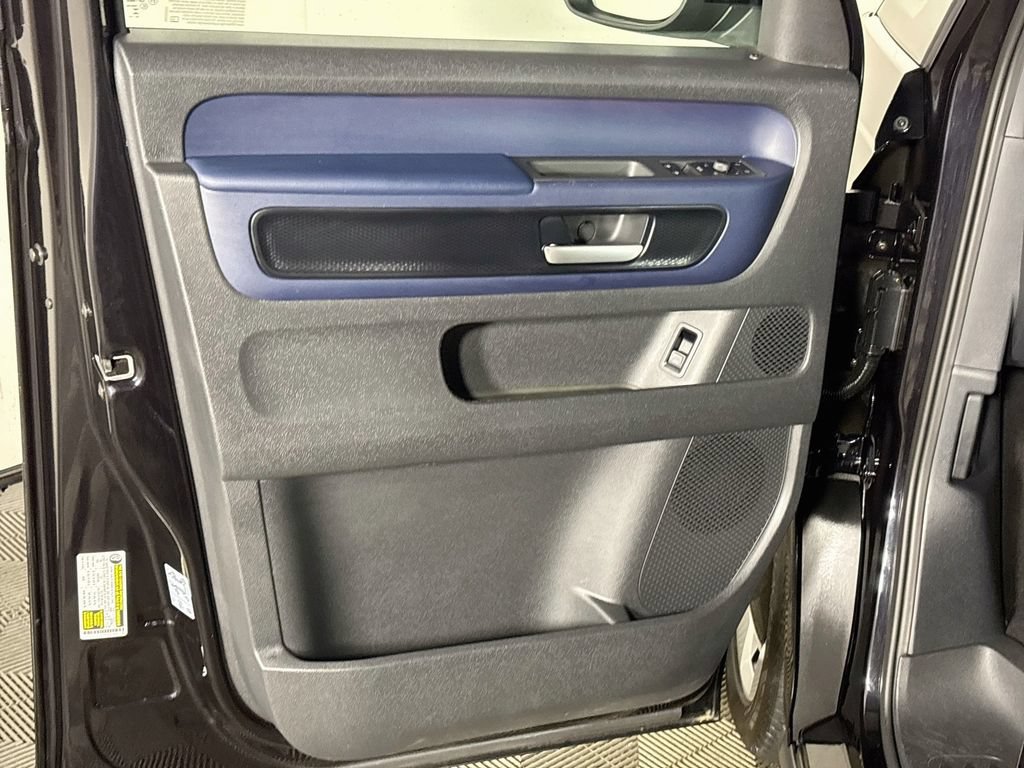 Certified 2025 Volkswagen ID. Buzz Pro S RWD image 11