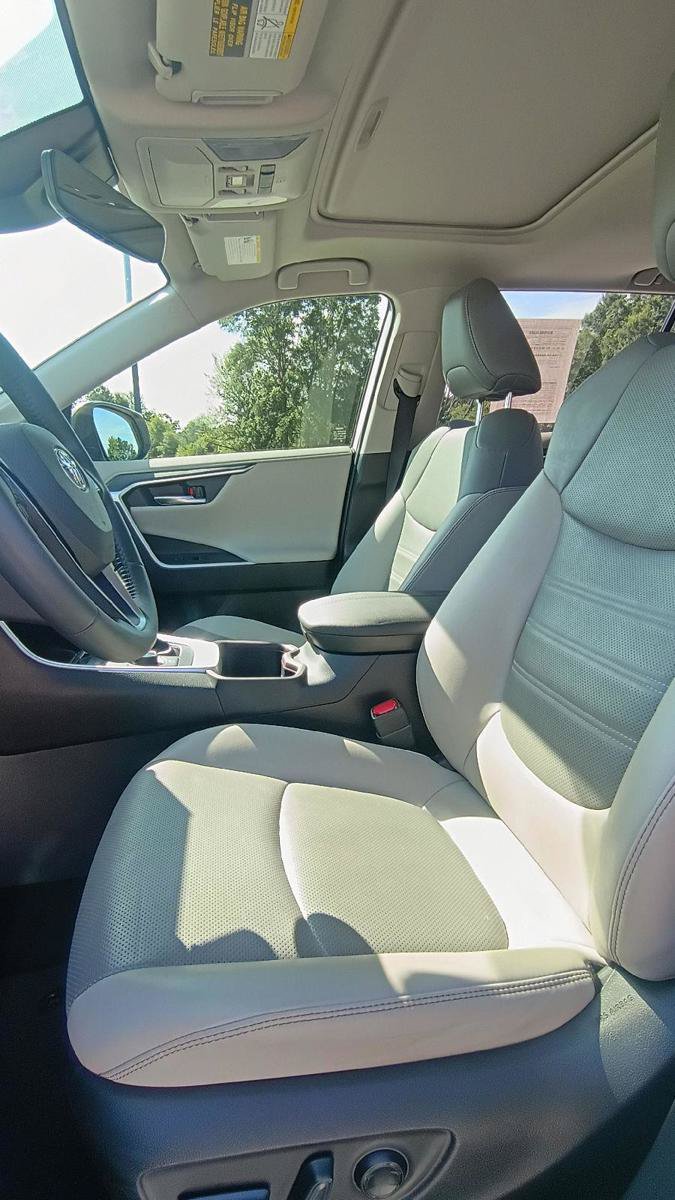 Used 2022 Toyota RAV4 Limited AWD/4WD image 10