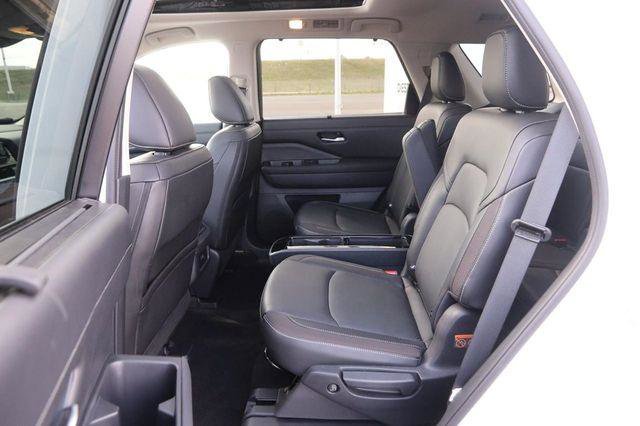 Used 2024 Nissan Pathfinder SL w/ SL Premium Package image 11