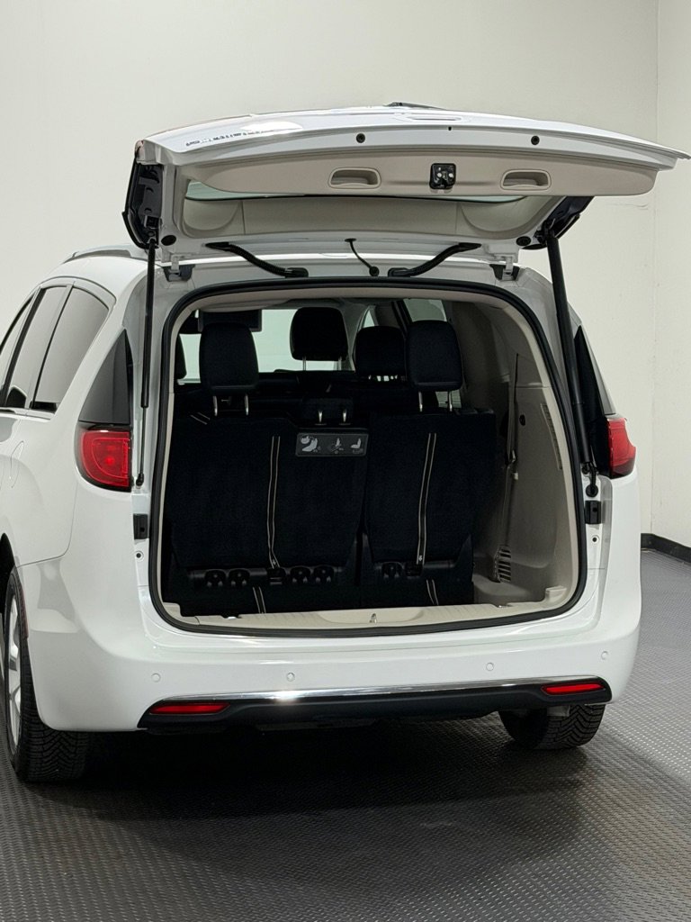 Used 2018 Chrysler Pacifica Touring-L w/ Tire & Wheel Group FWD image 12