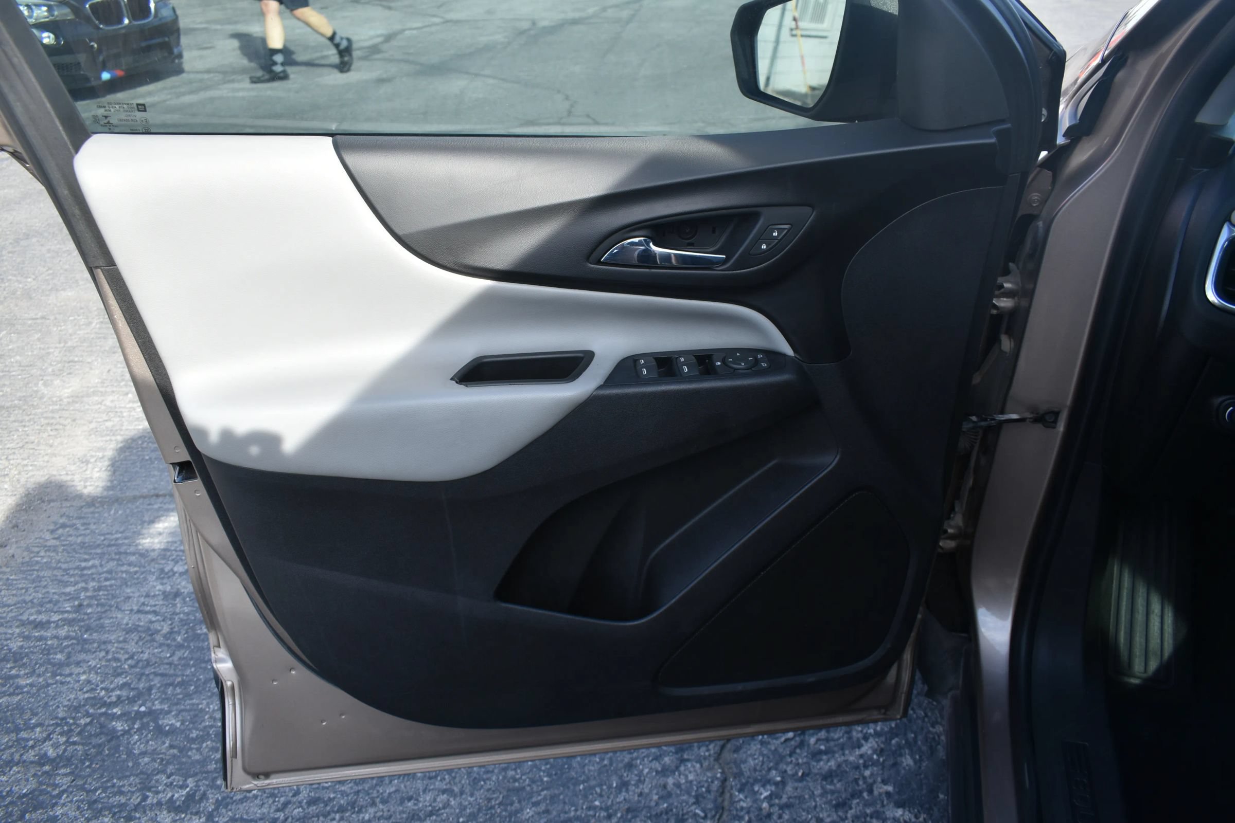 Used 2018 Chevrolet Equinox LS FWD image 6