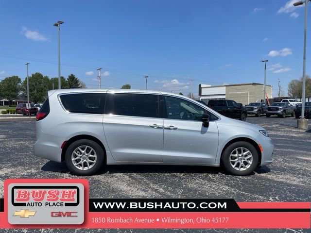 Used 2024 Chrysler Pacifica Touring-L FWD image 8