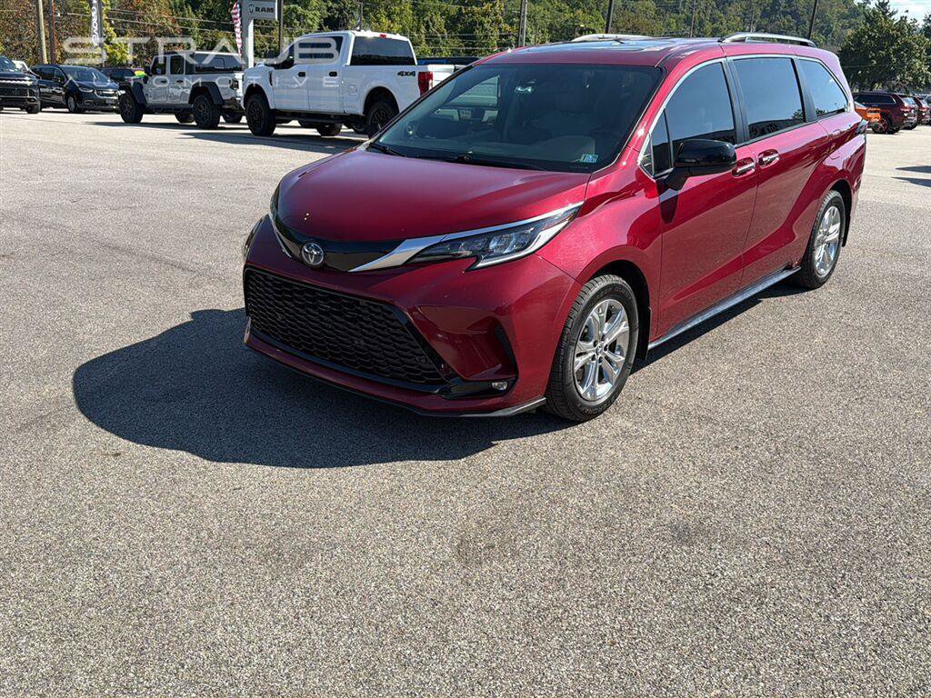 Used 2022 Toyota Sienna XSE w/ XSE Plus Package AWD/4WD image 3
