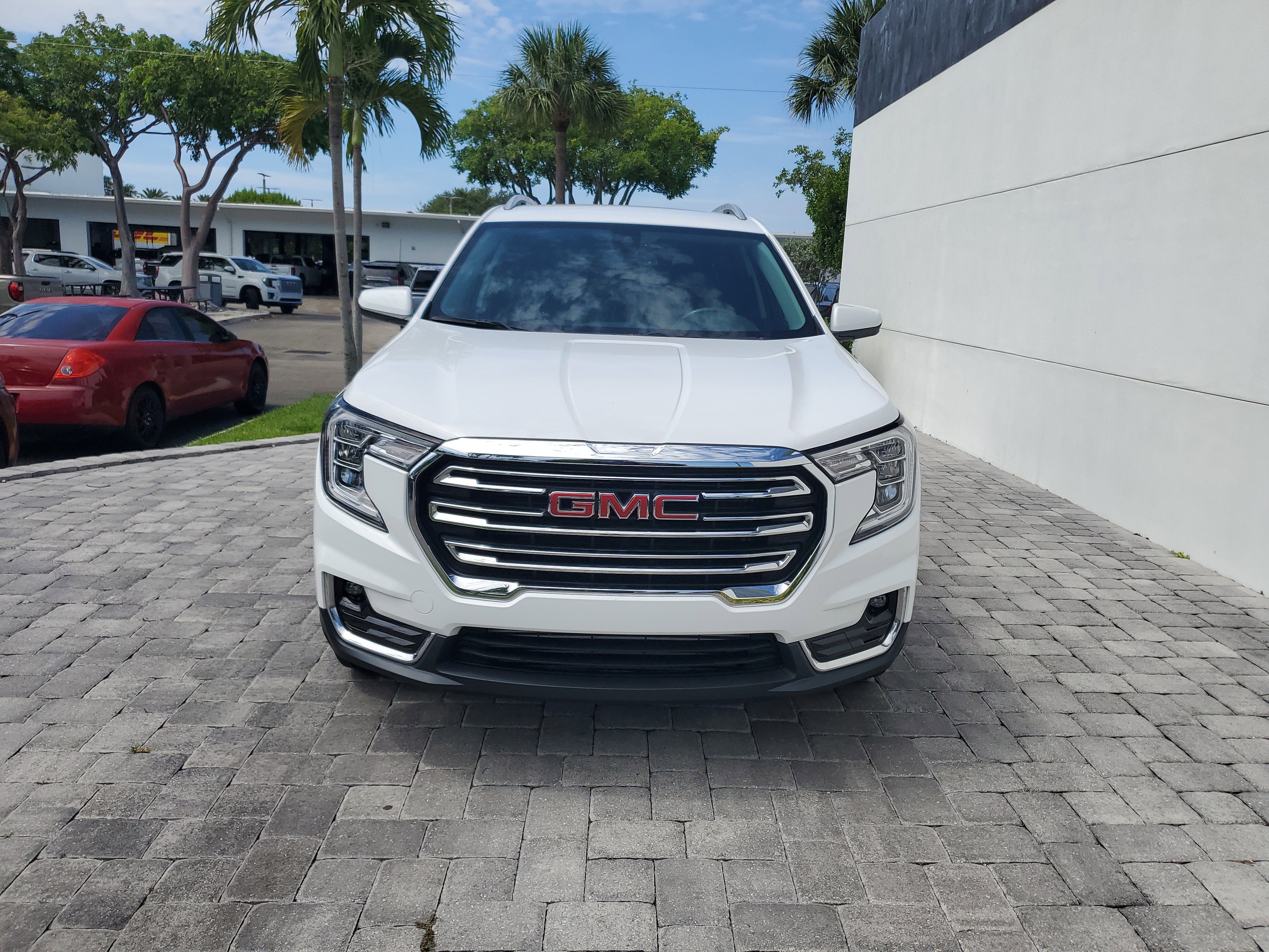 Used 2023 GMC Terrain SLT FWD image 2