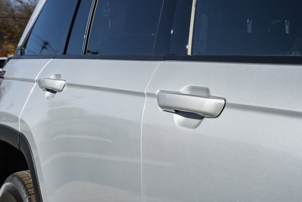 New 2025 Jeep Grand Cherokee Laredo X w/ Luxury Tech Group I image 15