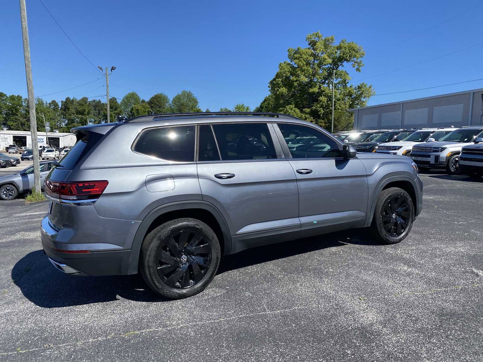 Used 2024 Volkswagen Atlas SE w/ Black Wheel Package image 5