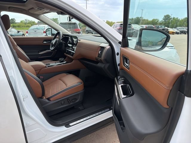 Used 2025 Nissan Pathfinder Platinum w/ Cargo Package AWD/4WD image 18