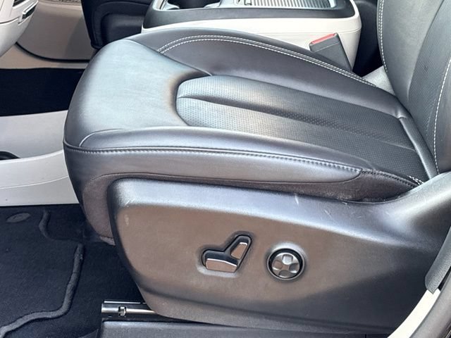 Used 2024 Chrysler Pacifica Touring-L FWD image 14