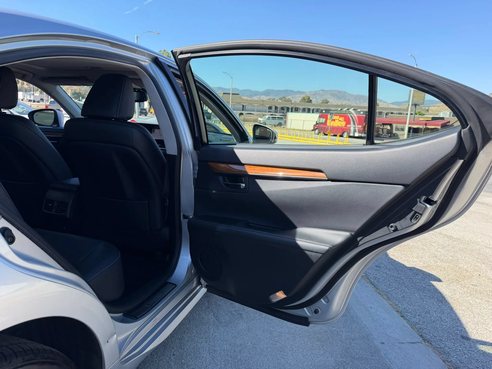 Used 2014 Lexus ES 300h w/ Premium Package w/Bamboo Trim FWD image 22