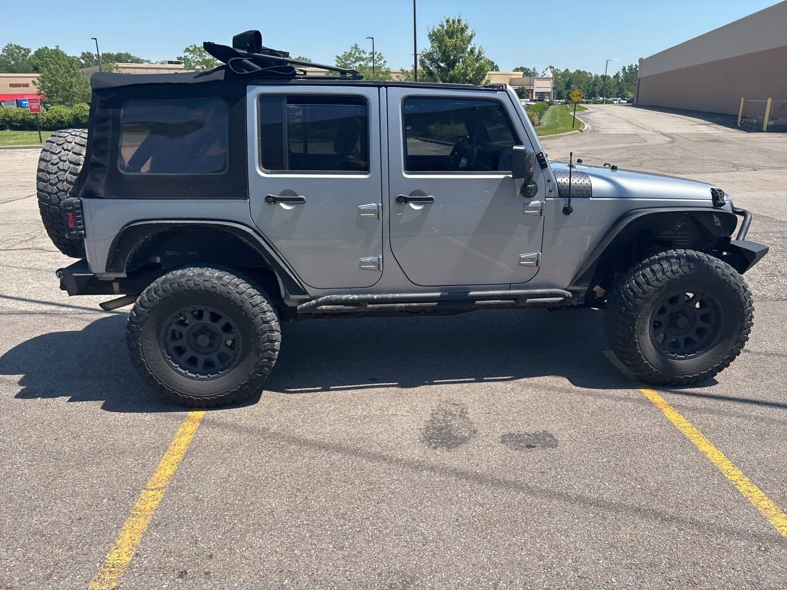 Used 2015 Jeep Wrangler Unlimited Sahara w/ Connectivity Group AWD/4WD image 15