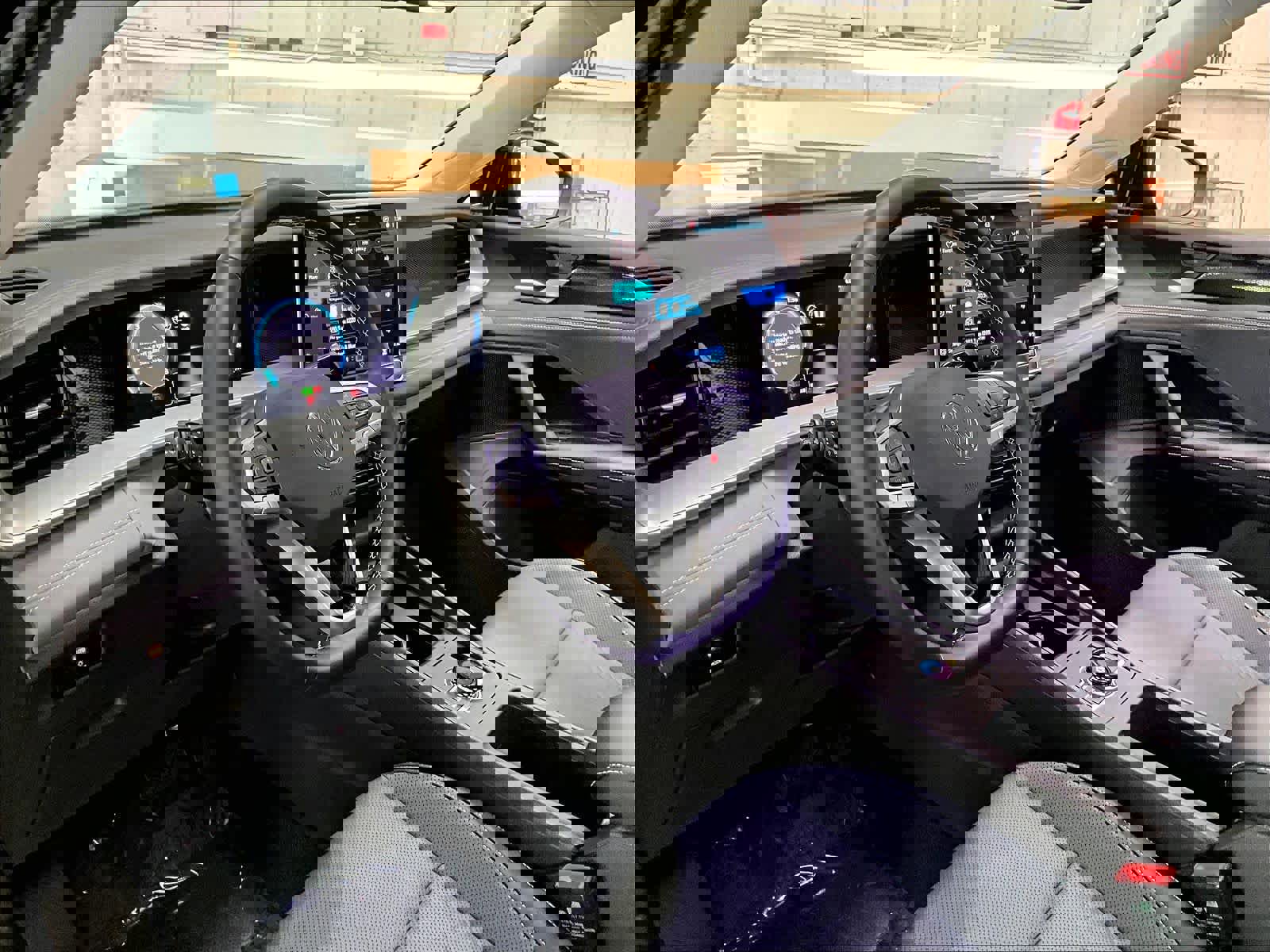 Used 2025 Volkswagen Tiguan SE w/ Panoramic Sunroof Package image 16