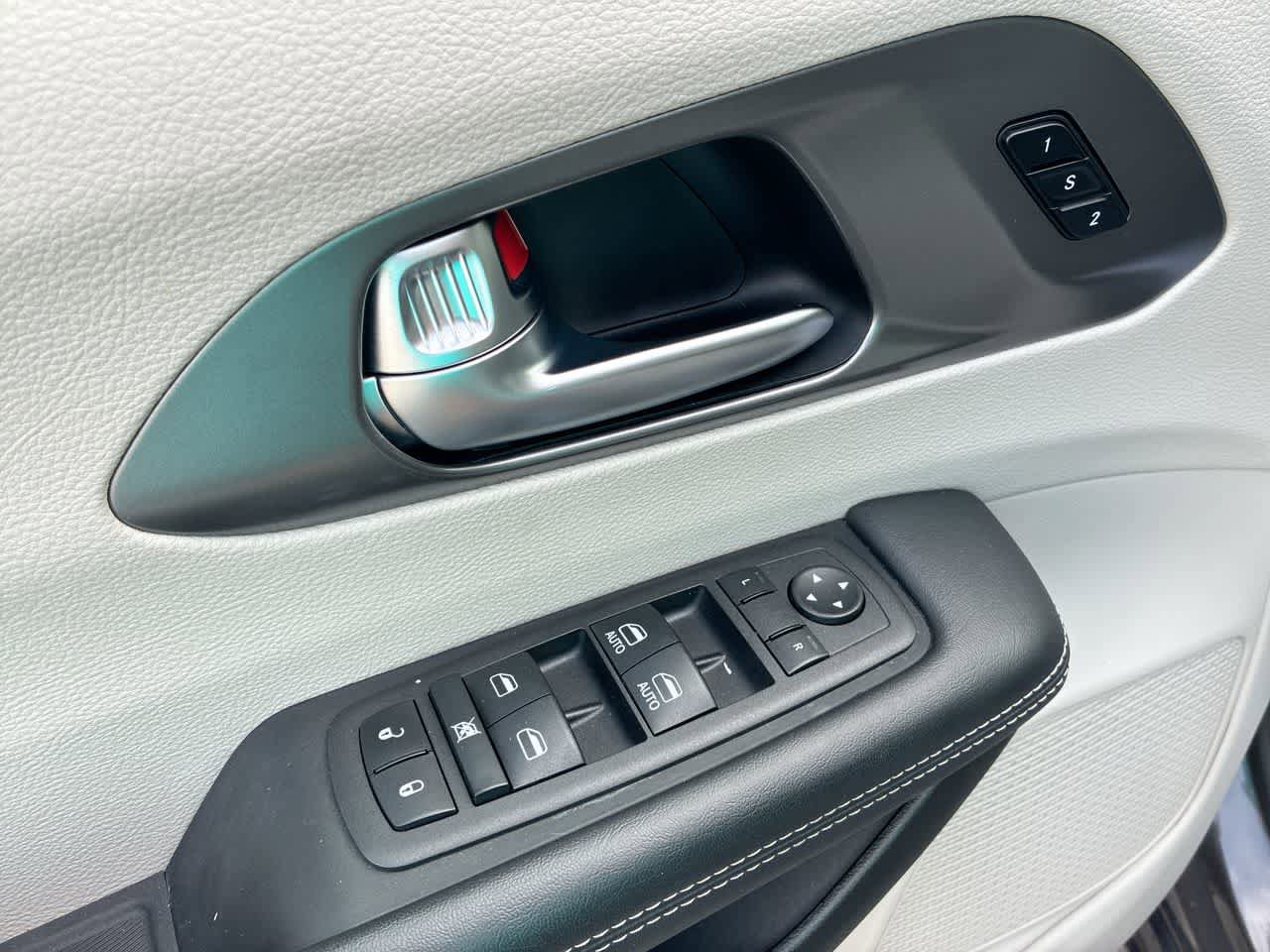 Used 2023 Chrysler Pacifica Touring-L FWD image 22