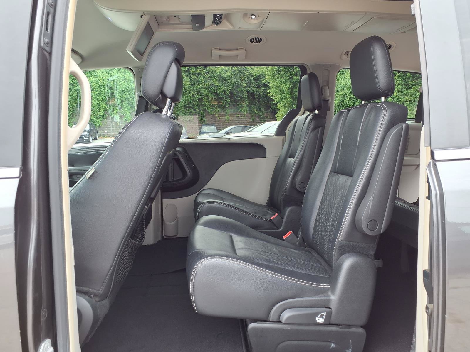 Used 2015 Chrysler Town & Country Touring-L w/ Driver Convenience Group FWD image 23