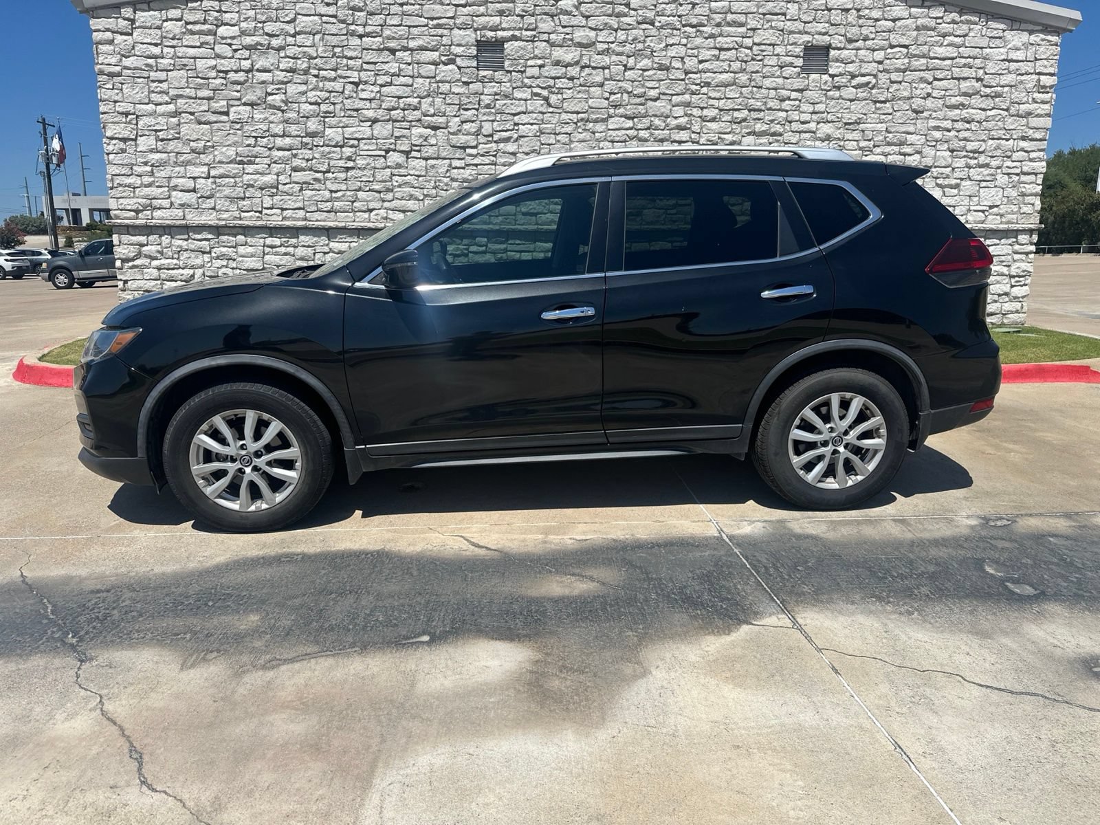 Used 2019 Nissan Rogue SV FWD image 2