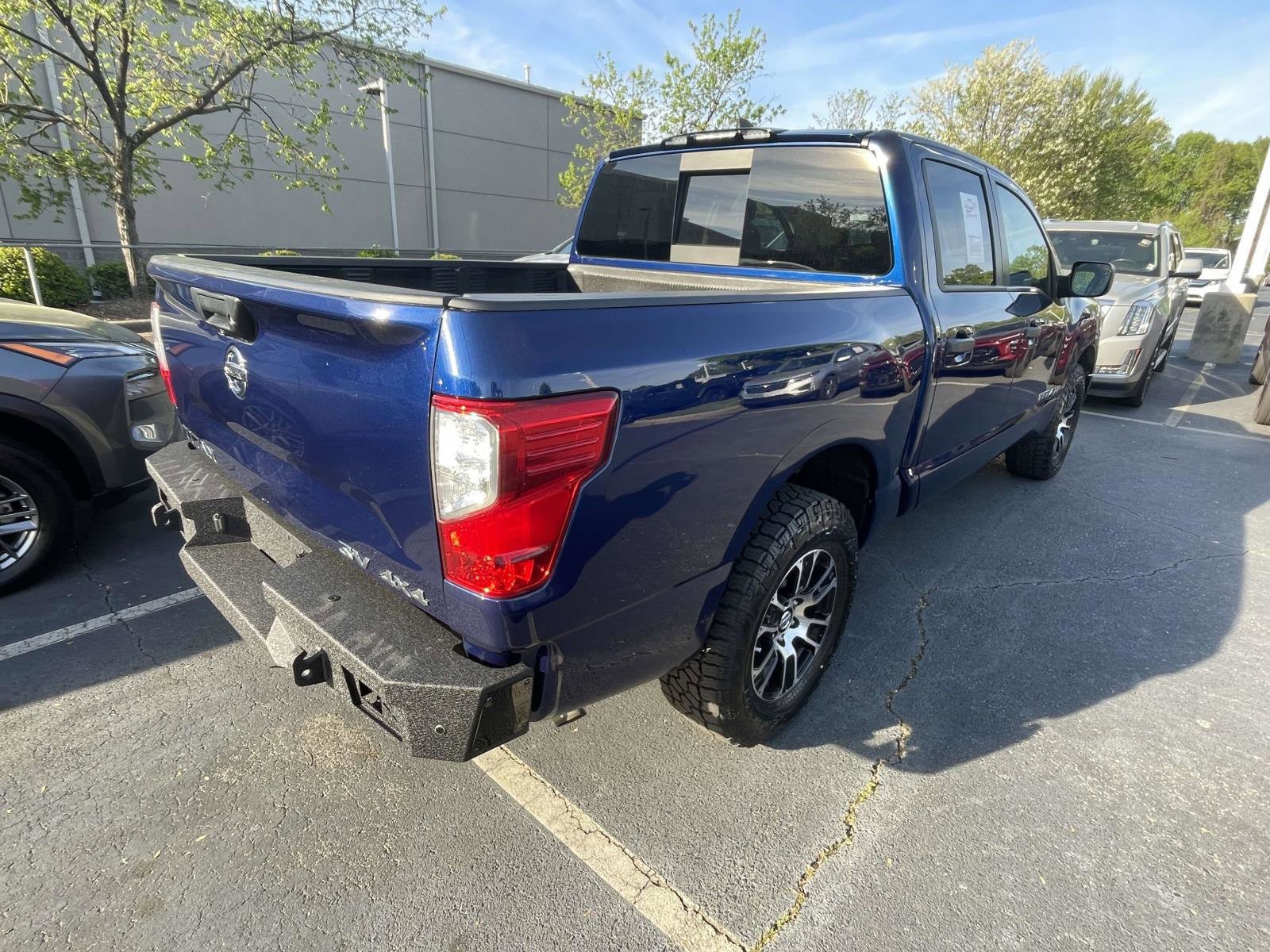 Used 2022 Nissan Titan SV AWD/4WD image 8