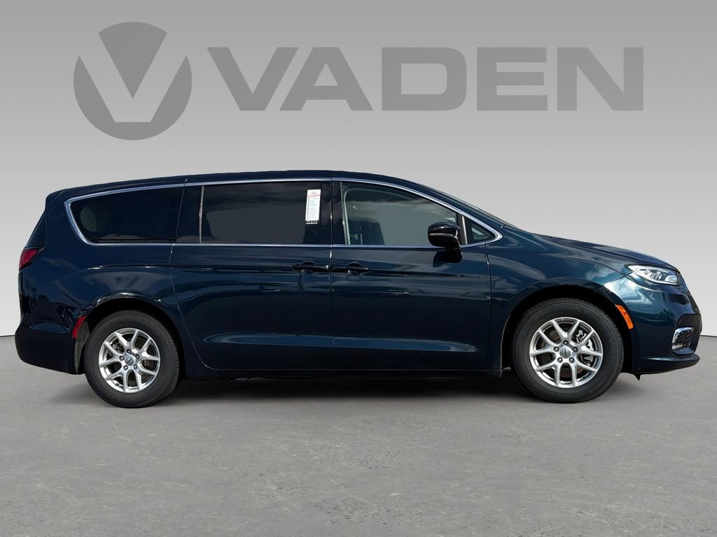 Used 2024 Chrysler Pacifica Touring-L image 7
