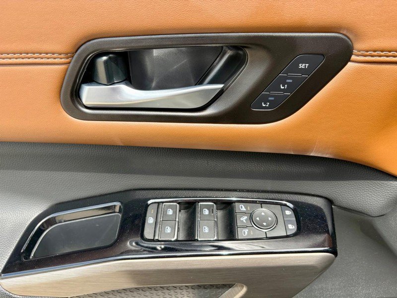 Used 2025 Nissan Pathfinder Platinum FWD image 19