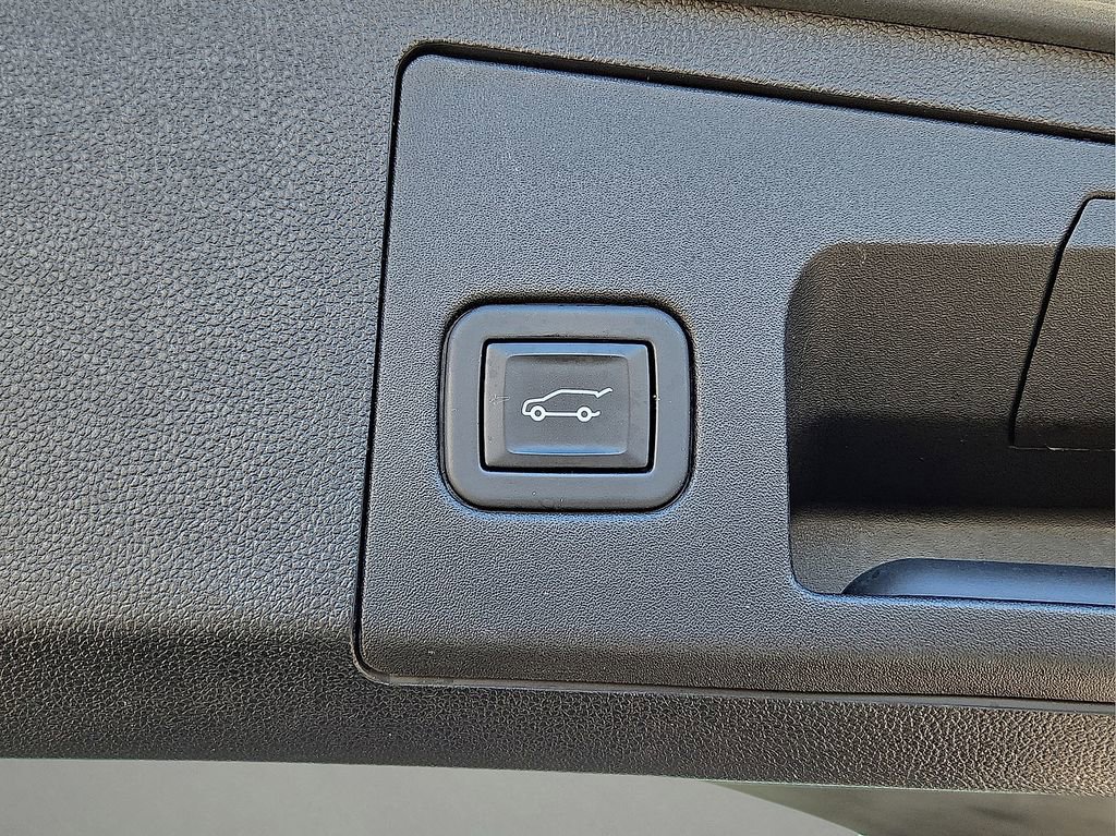 Used 2023 Cadillac XT4 Premium Luxury image 16