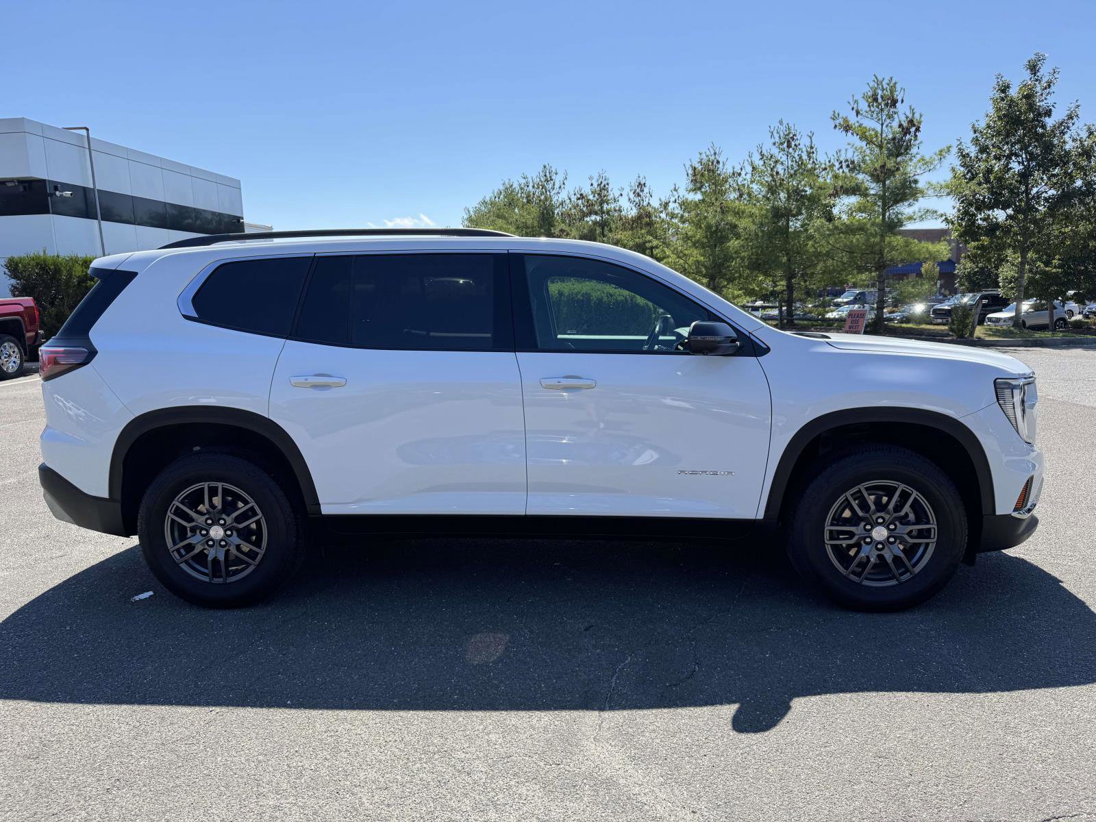 Used 2025 GMC Acadia Elevation image 3