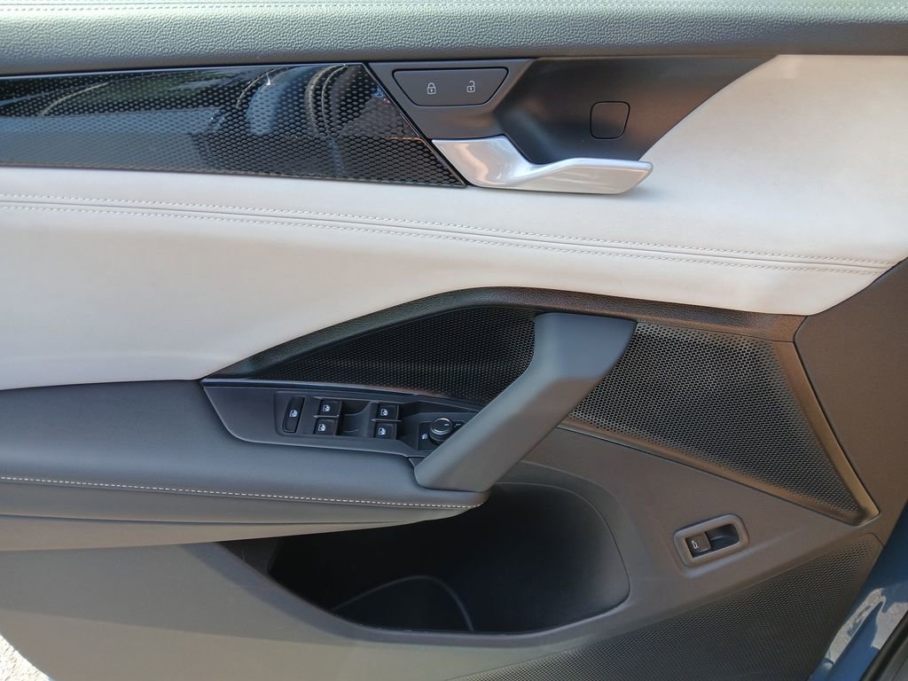 New 2025 Volkswagen Tiguan SE image 11