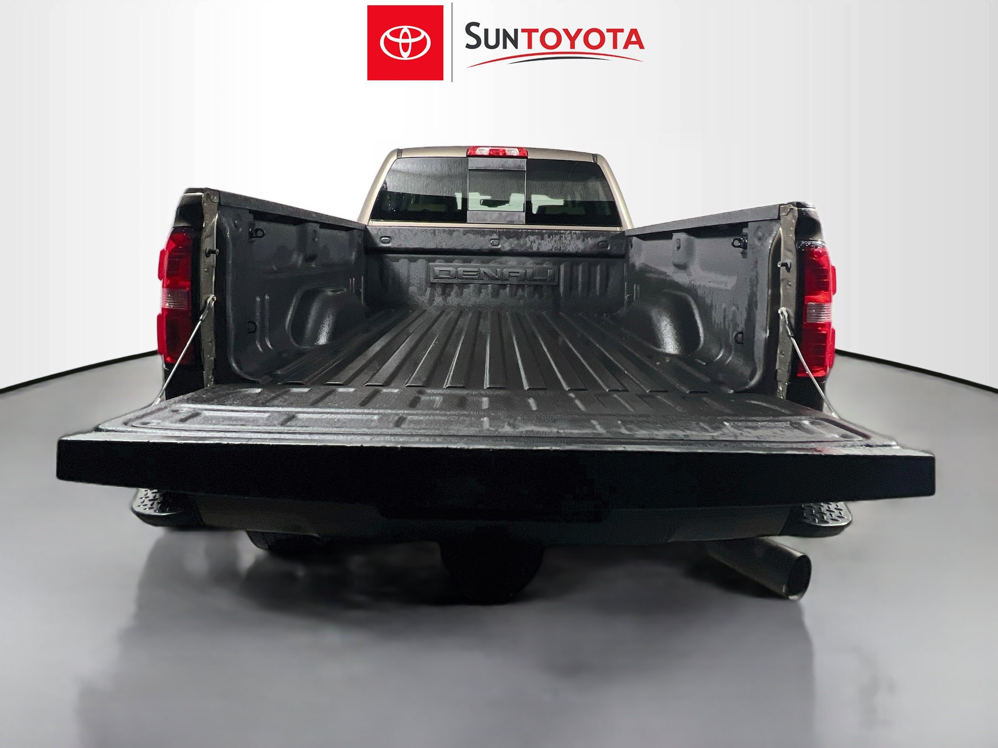 Used 2015 GMC Sierra 2500 Denali w/ Duramax Plus Package AWD/4WD image 32