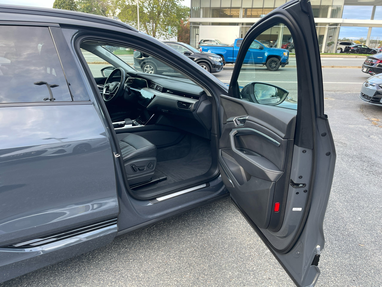 Used 2024 Audi Q8 e-tron Premium Plus w/ Premium Plus Package image 46