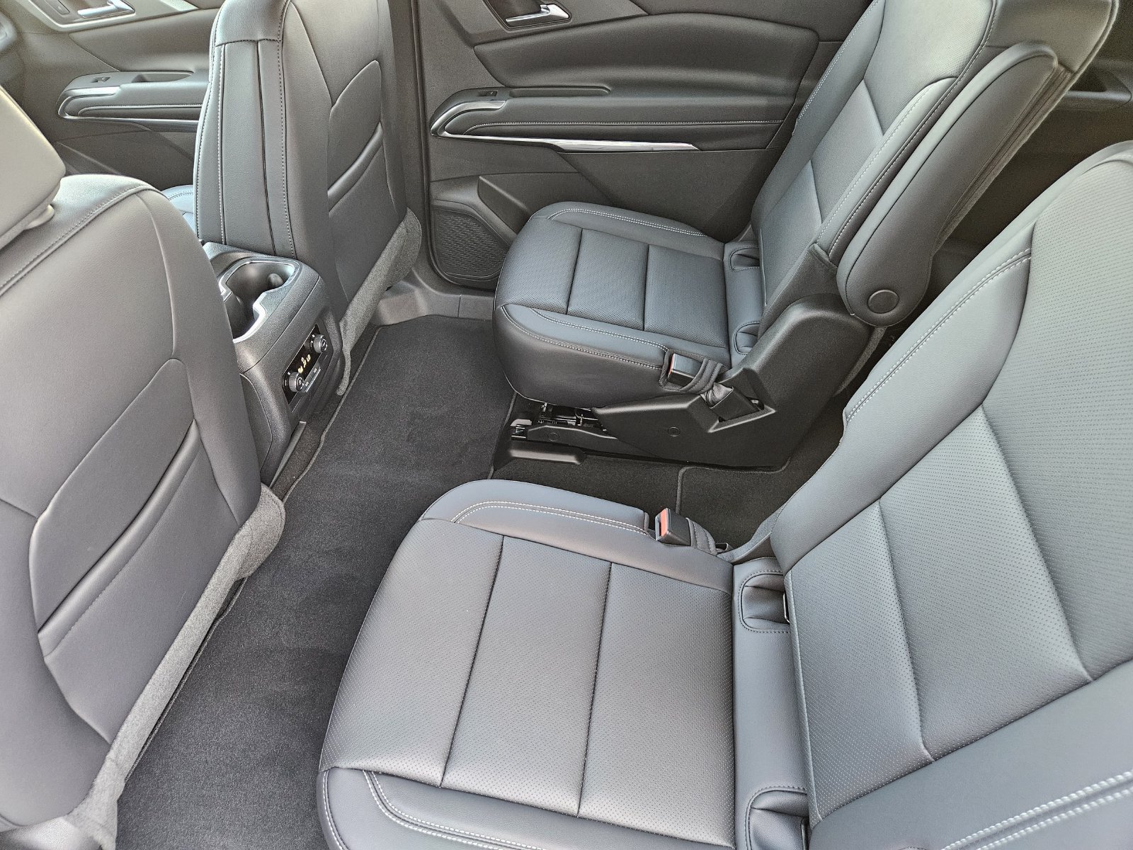 New 2027 Chevrolet Traverse LT w/ Midnight/Sport Edition FWD image 25
