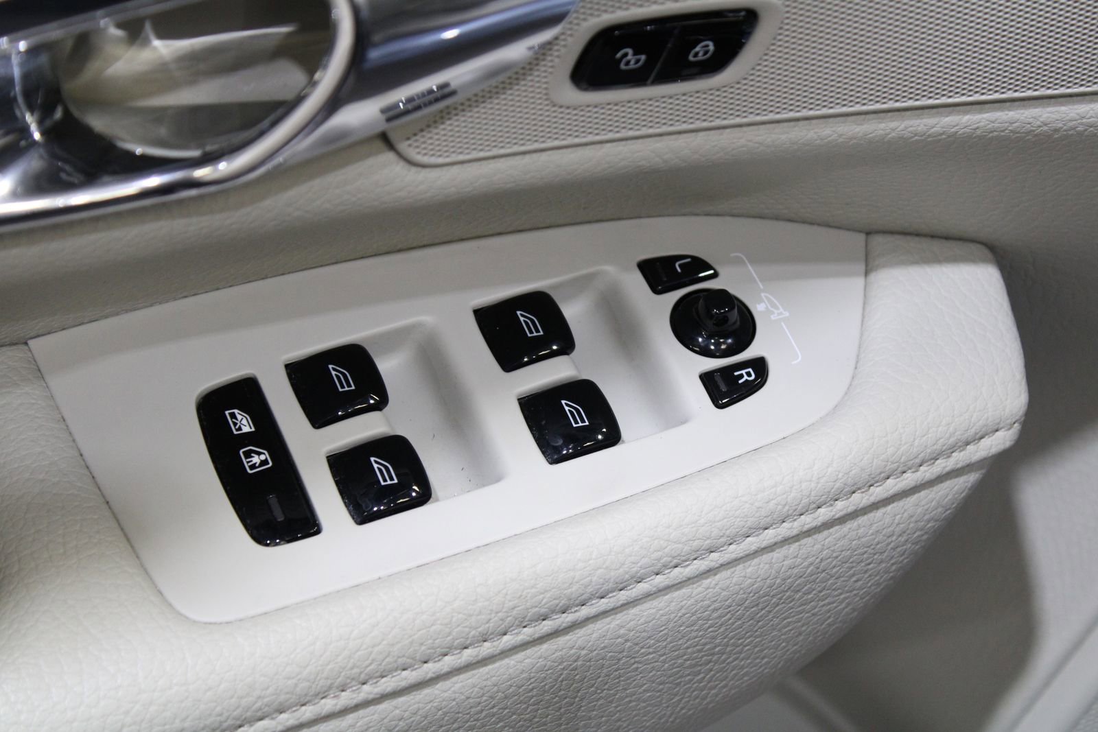 Used 2017 Volvo S90 T6 Momentum w/ Vision Package image 22