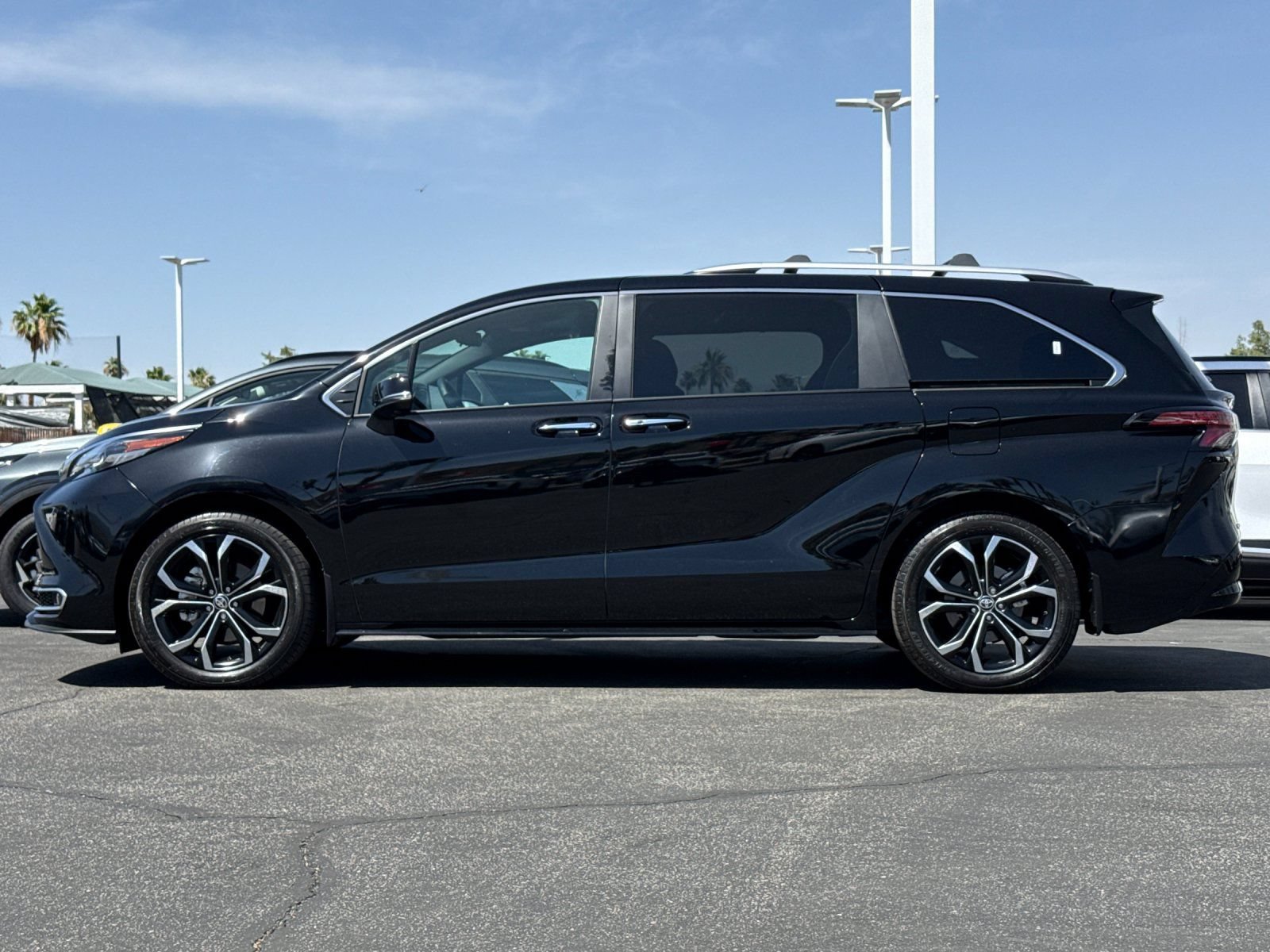 Used 2025 Toyota Sienna Platinum FWD image 6