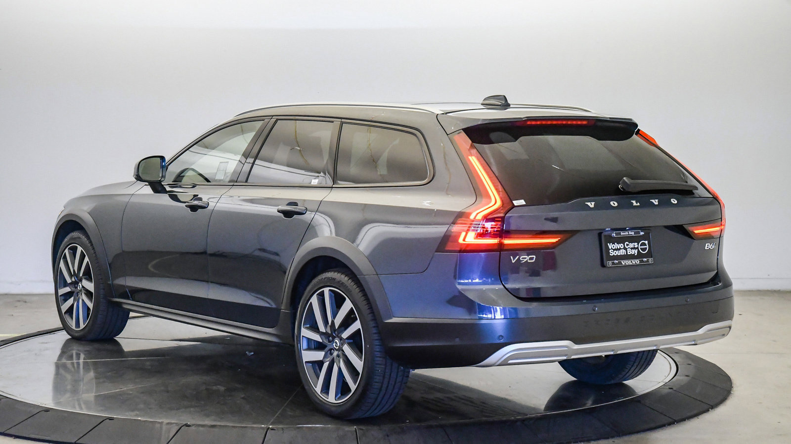 Certified 2025 Volvo V90 B6 Cross Country Plus AWD/4WD image 2